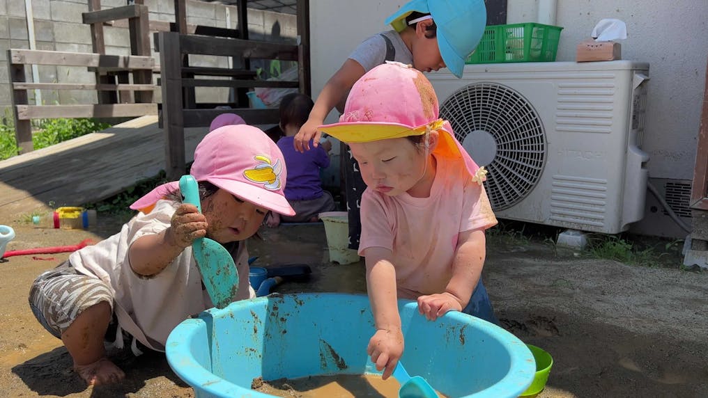 夏になると園庭にどろんこ池が登場します！