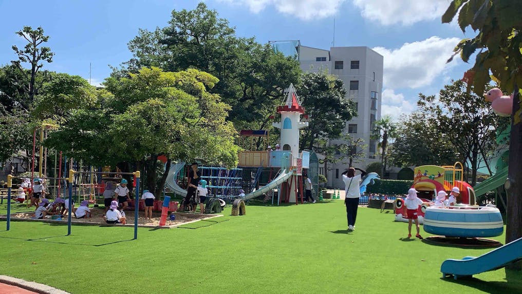 広い芝生のある園庭と、広いグラウンド