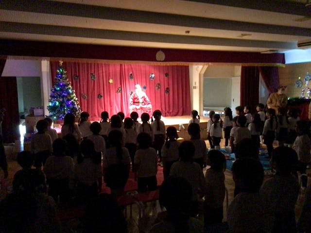 サンタさんがやってきた!笑顔あふれるクリスマス会