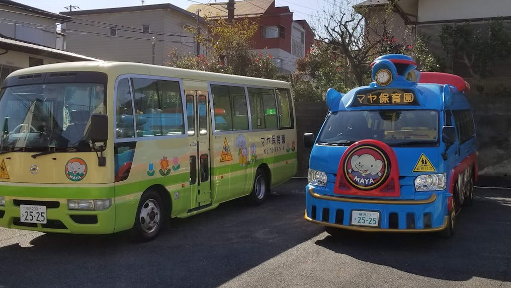 汽車バス運行中