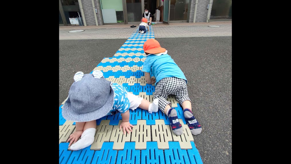 保育園前のお庭