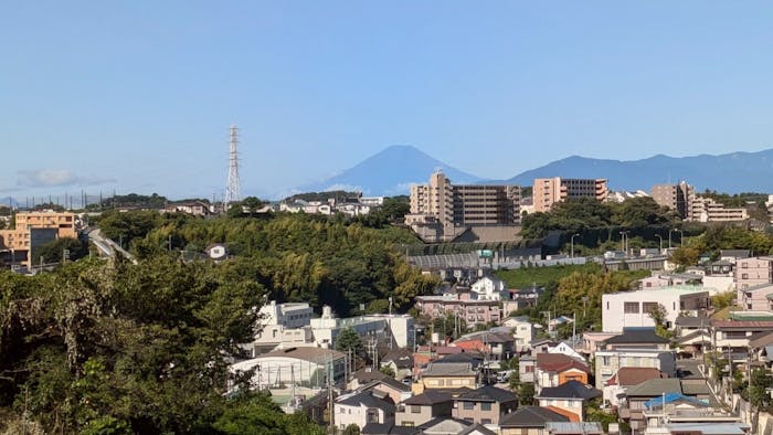丘の上の綺麗な一戸建ての施設