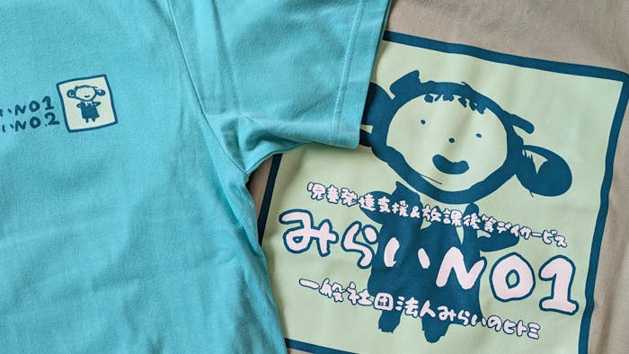 ロゴ入りシャツとパーカーを貸与