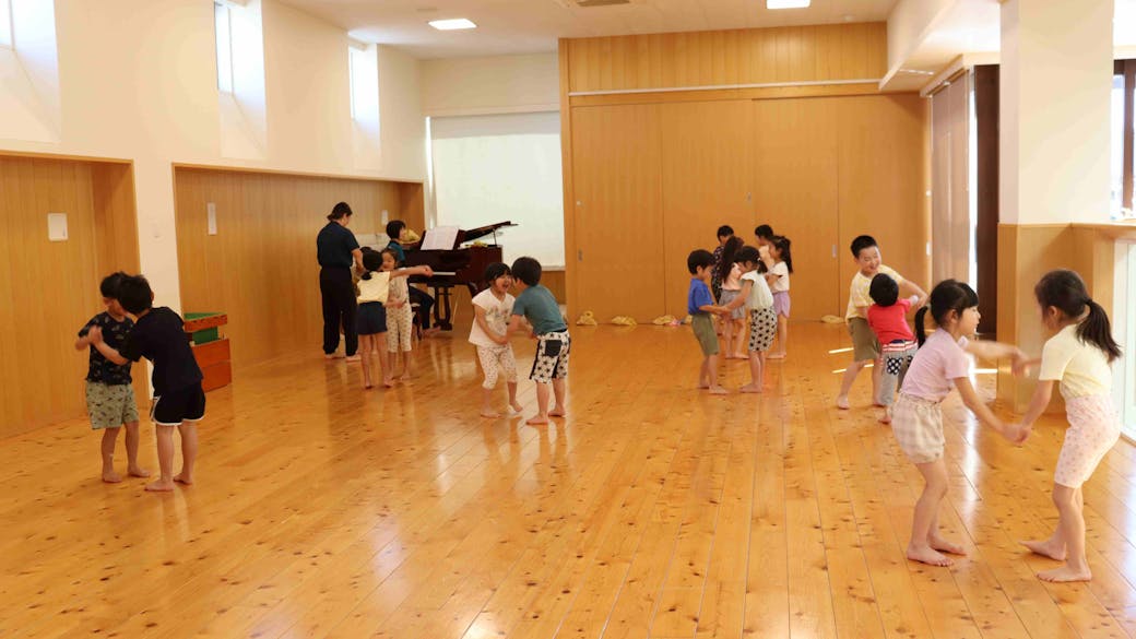 裸足で過ごす