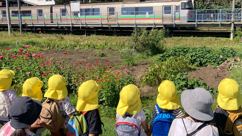 最寄り駅はすぐそば！駅近くの好立地にある保育園です。