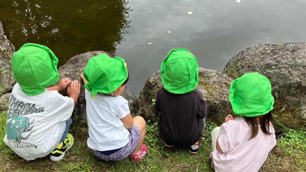 子どもたちの「なんで？」を大切にします（池の中で動いてる）