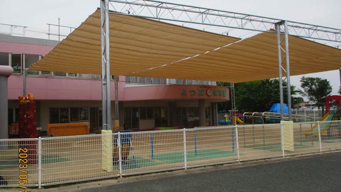 園庭に遮光ネットをつけました。