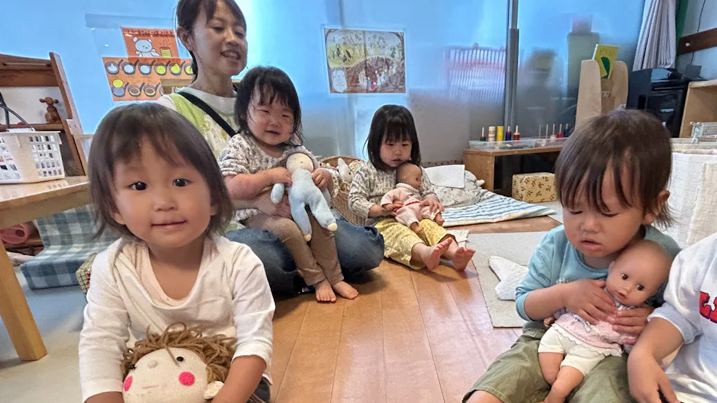わらべうたを歌う