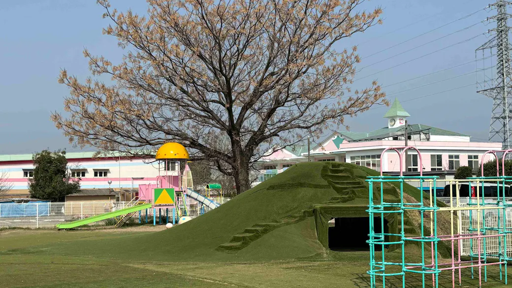 広い園庭！築山滑るの楽しいなぁ～