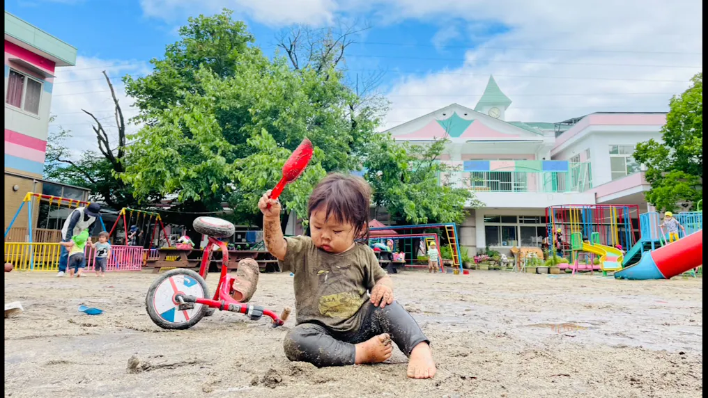 広い園庭でのびのび遊べます