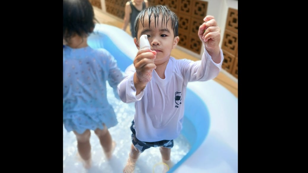 夏にはお友達と元気に水遊び!