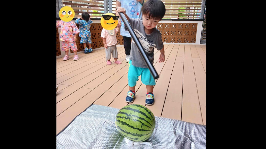 夏にはお友達とスイカ割りやそうめん流し、園庭での水遊び