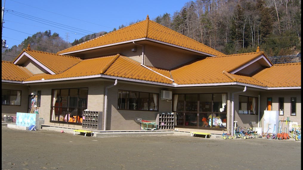 園庭広い園庭でのびのび遊べます