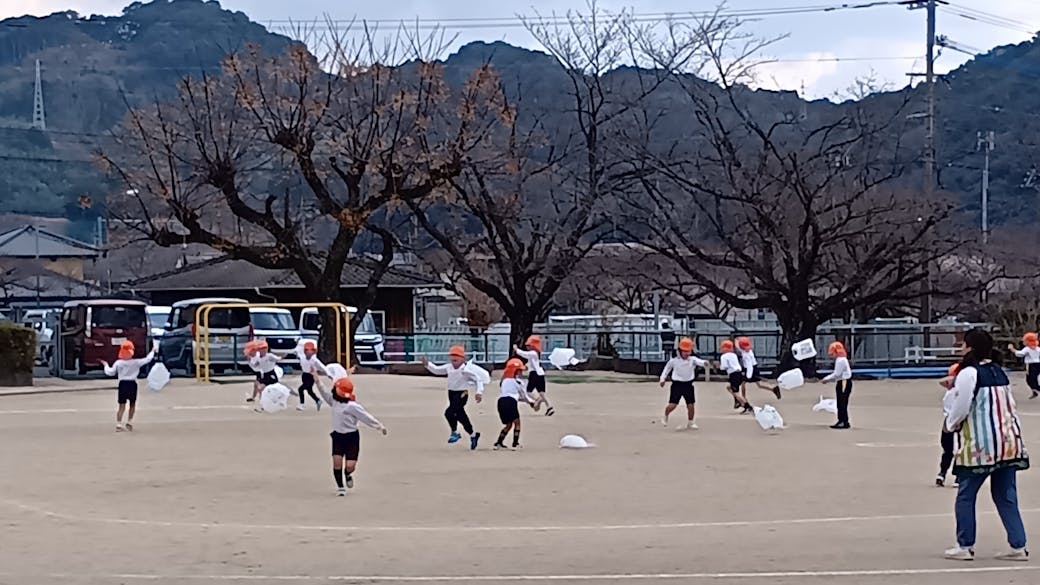 広い園庭でたくさん遊びます