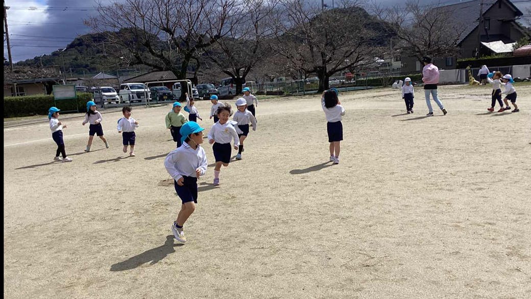 広い園庭でたくさん遊びます