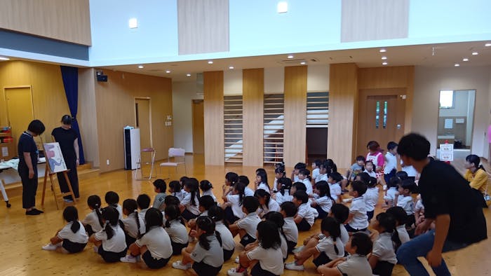 築3年の快適な園舎と広い園庭