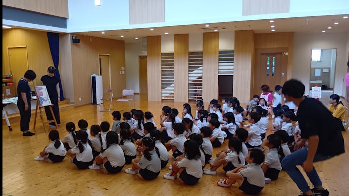 築約3年の快適な園舎と広い園庭