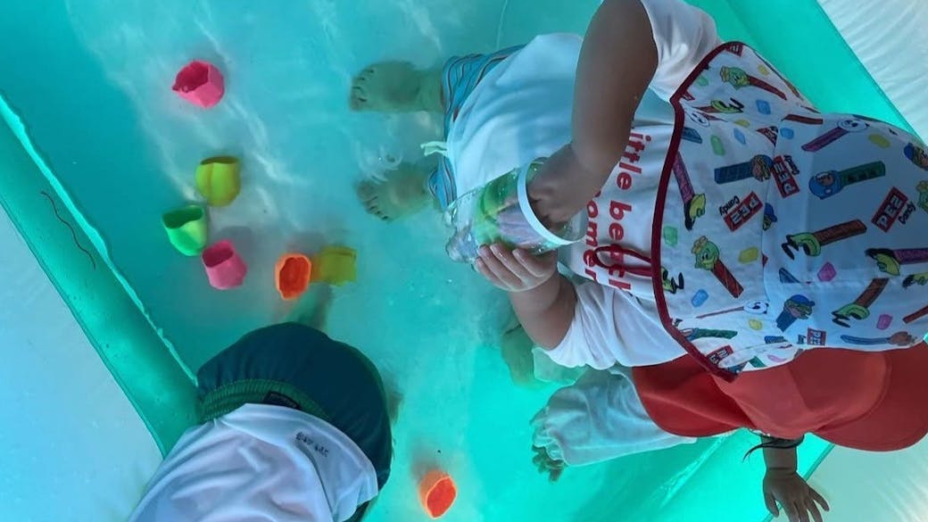 夏にはお友達と元気に水遊び