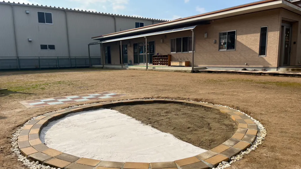 駆け回れる園舎と園庭、自然の中の企業主導型保育園。
