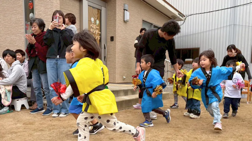 駆け回れる園舎と園庭、自然の中の企業主導型保育園。