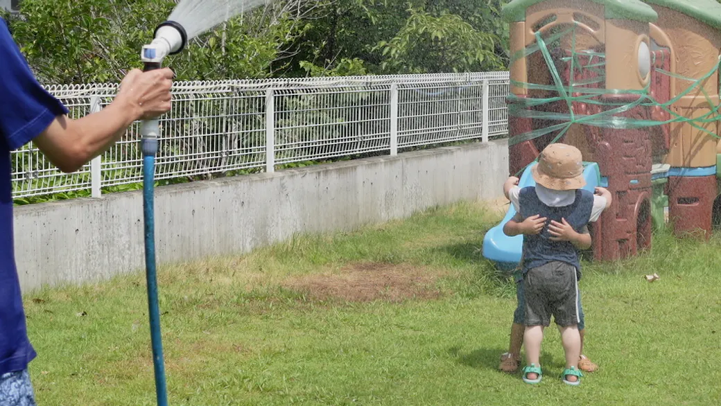 夏にはお友達と元気に水遊び