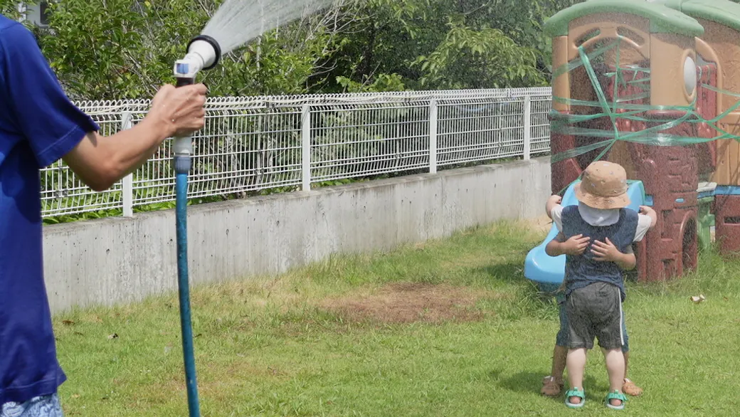 夏にはお友達と元気に水遊び