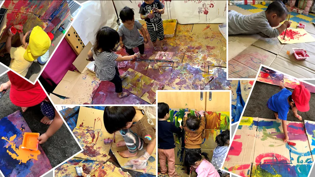 園舎内でも絵の具遊び