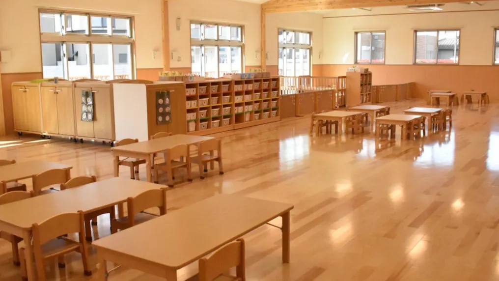 木材の香りに囲まれたあたたかな園内
