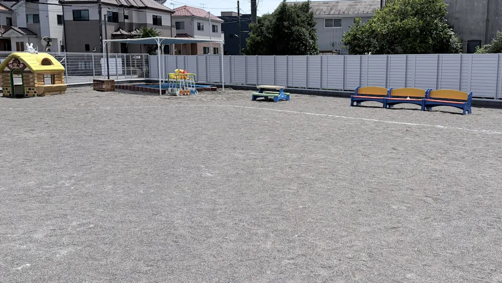 広い園庭でのびのび遊べます