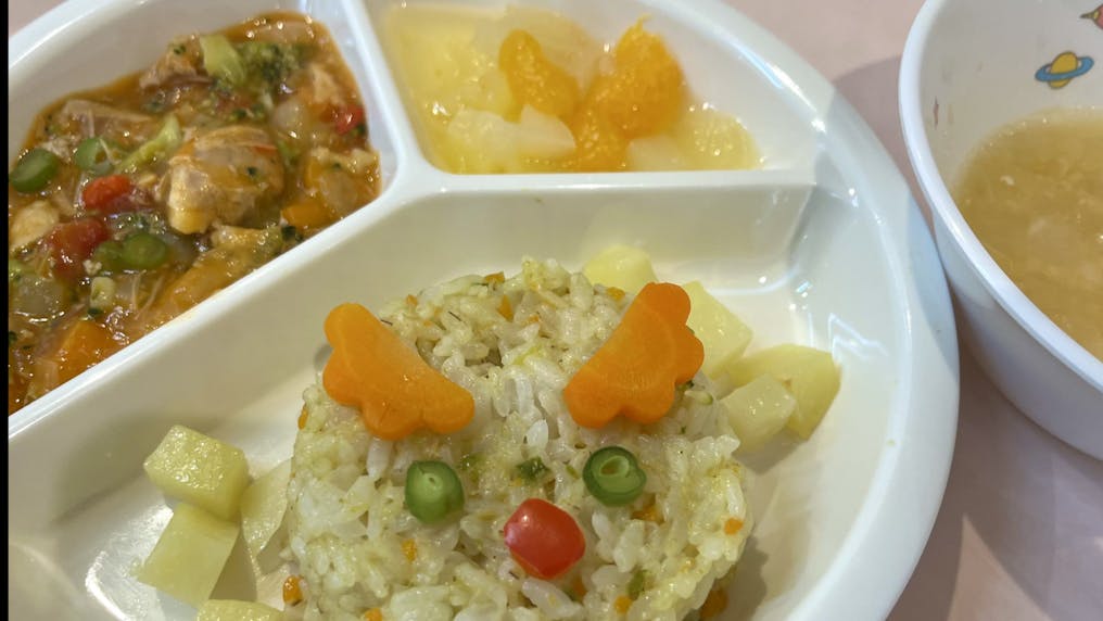 管理栄養士監修レシピ：園内の調理室であたたかい給食を提供。