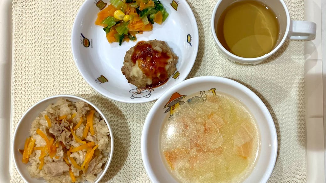 栄養士が自園調理で給食・おやつを作っています。