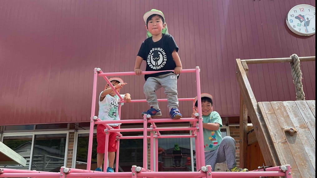 広々した園庭と様々な遊具で遊び込める環境