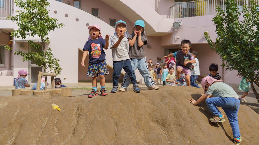 乳児クラスも幼児クラスもみんな大好きな築山