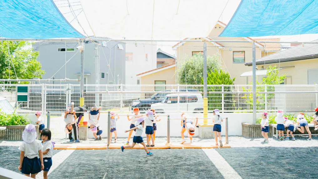 運動場広い園庭でのびのび遊べます
