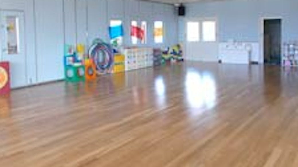 開放的な保育室でのびのび過ごす