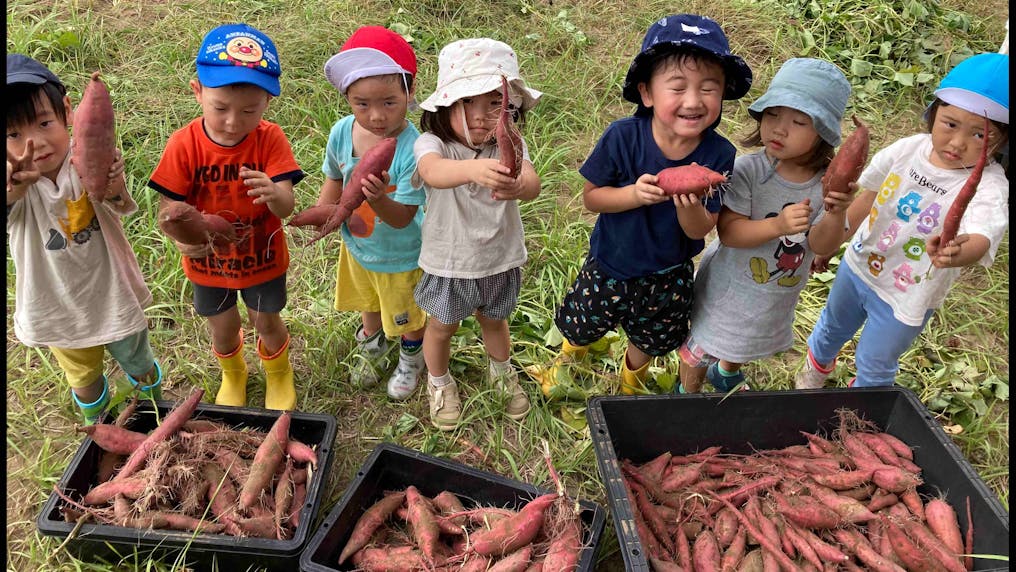 園内の調理室で地元素材を使っておいしい給食を提供！