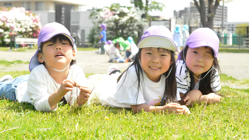 久里浜の様々な公園や海に園外活動に行ける園です
