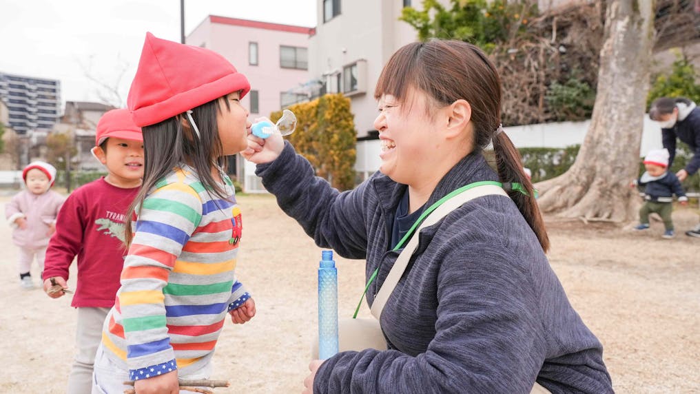 広い公園でのびのび遊び、学びの取り組みも盛んに行っています