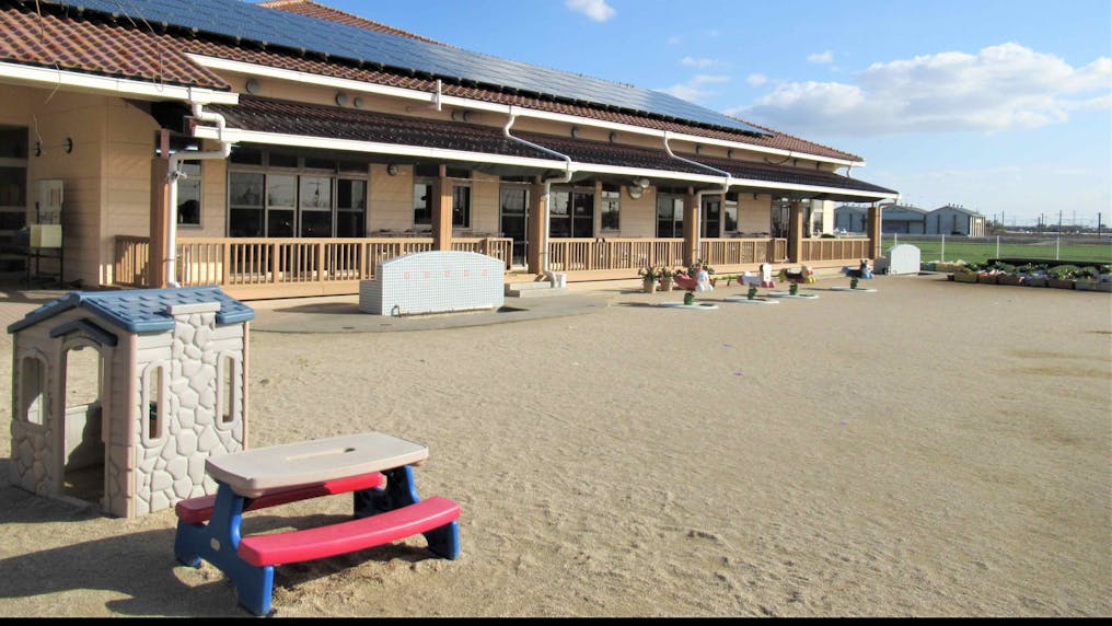 太陽光発電システムを備えた日当たりのいい園舎