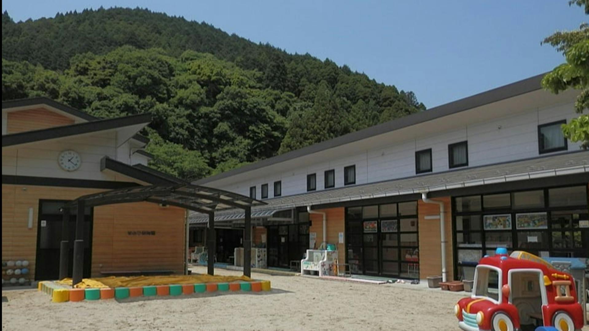 自然豊かな場所にある、小さな保育園です。