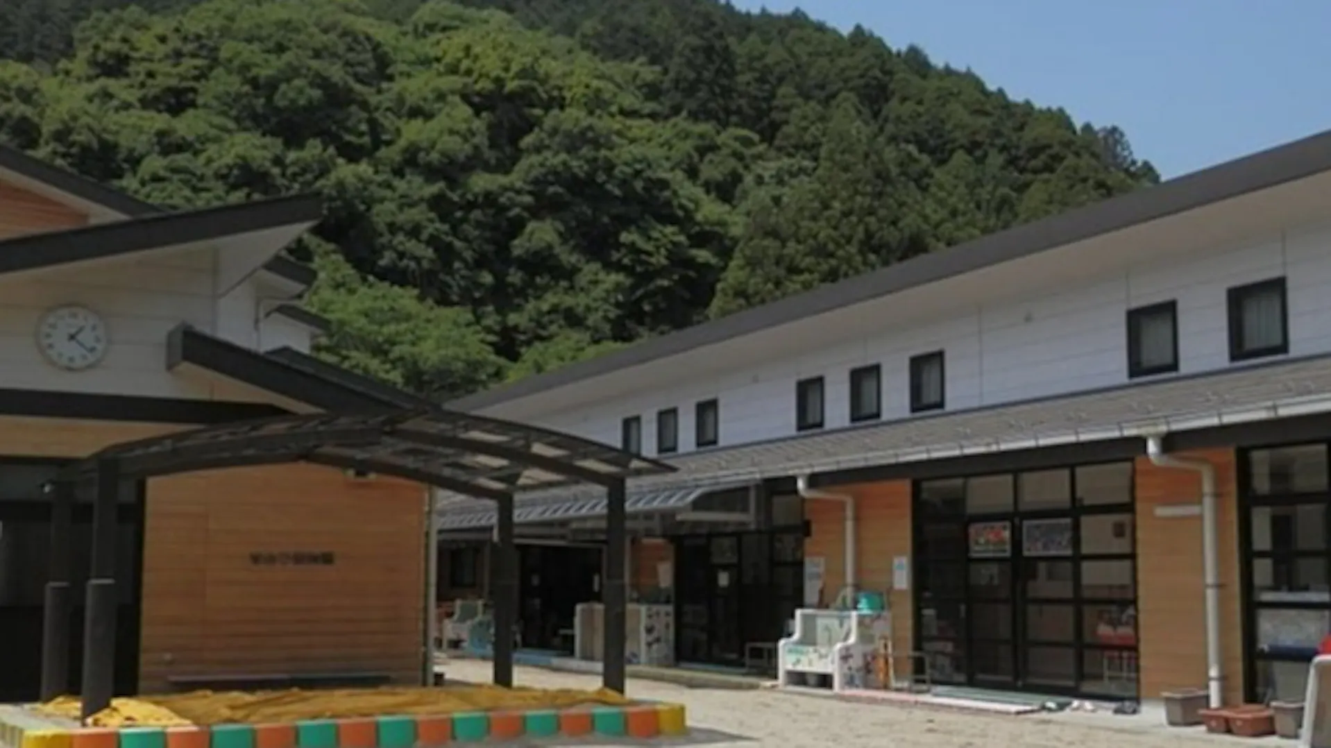 自然豊かな場所に立つ保育園です。