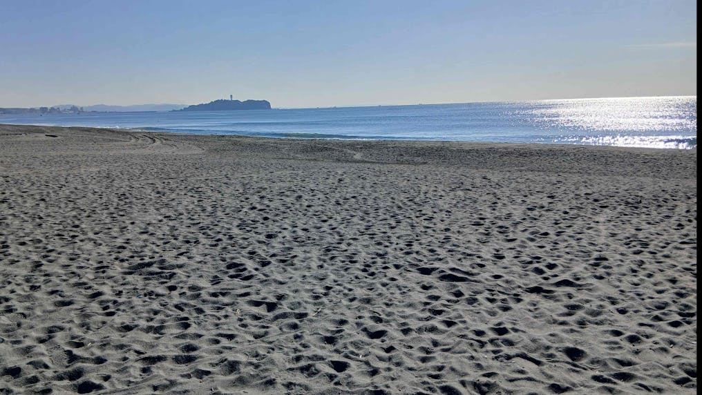 海岸で砂場あそび