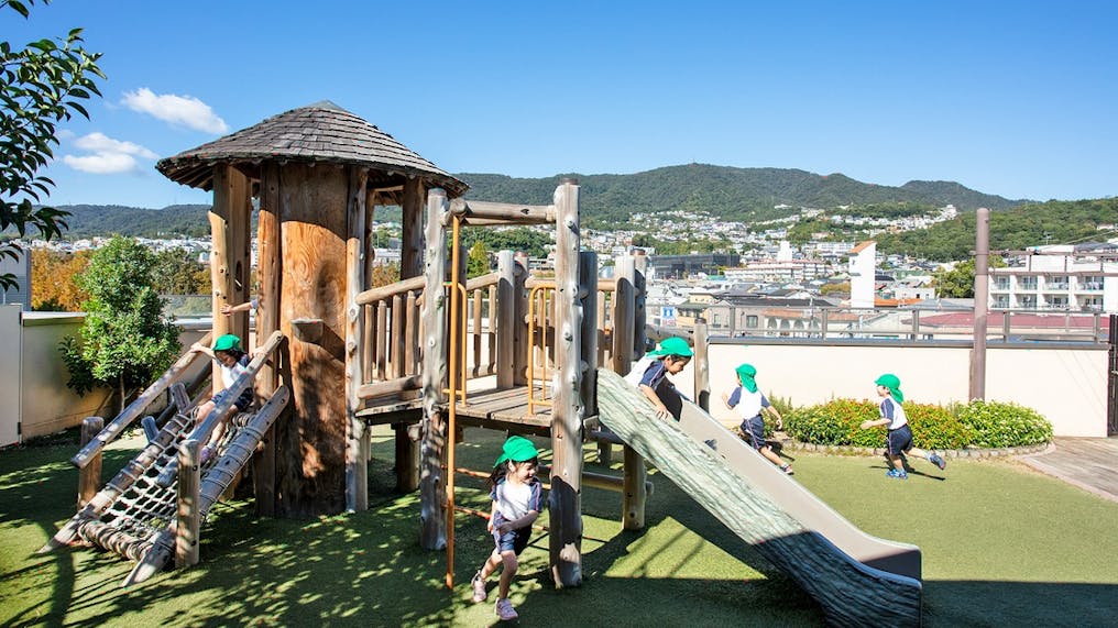 季節を感じる、彩り豊かな屋上園庭