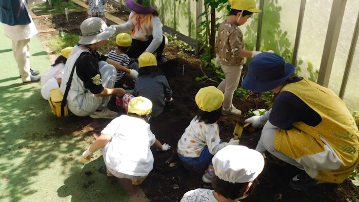 少人数の子ども達と広い園庭で遊べます!