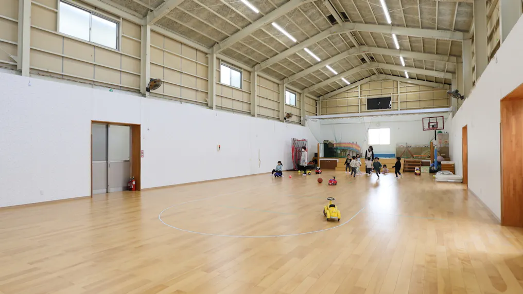広い園庭・体育館でのびのび遊べます