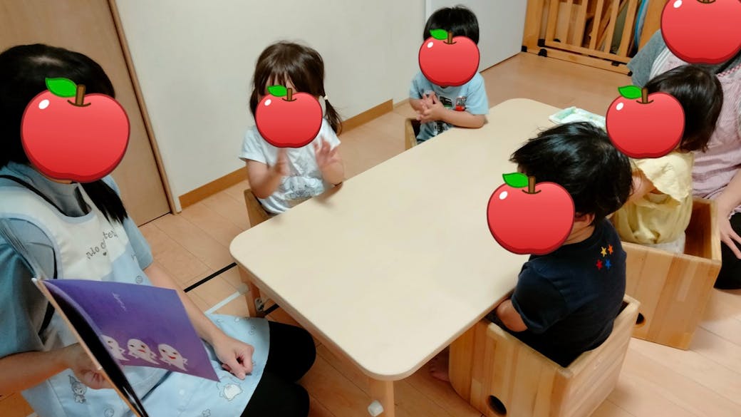 季節に合わせた絵本や遊びを楽しみます