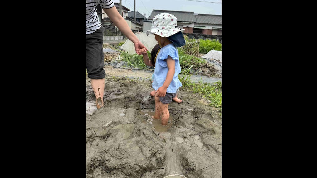 畑で泥んこ遊び