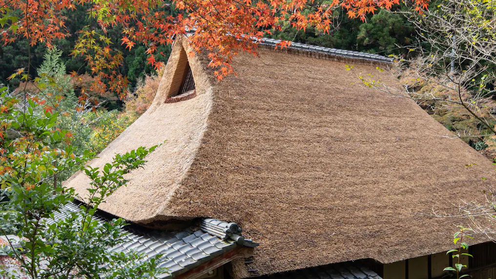 茅葺き屋根の古民家「春秋山荘」