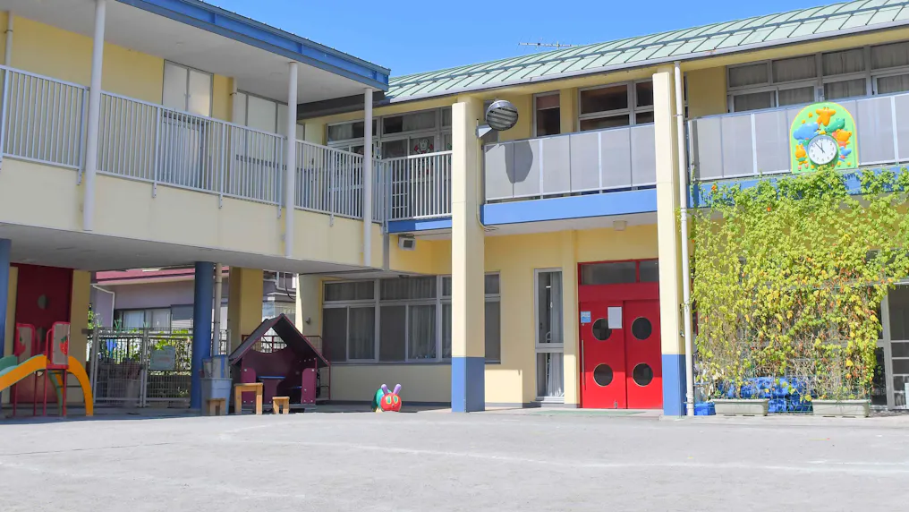 広々とした園庭と開放的な園舎