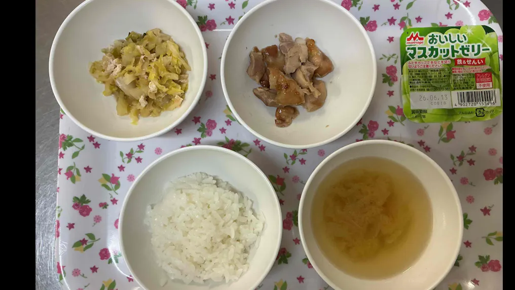 オイシックスさんの旬の食材を使用した給食を提供しています